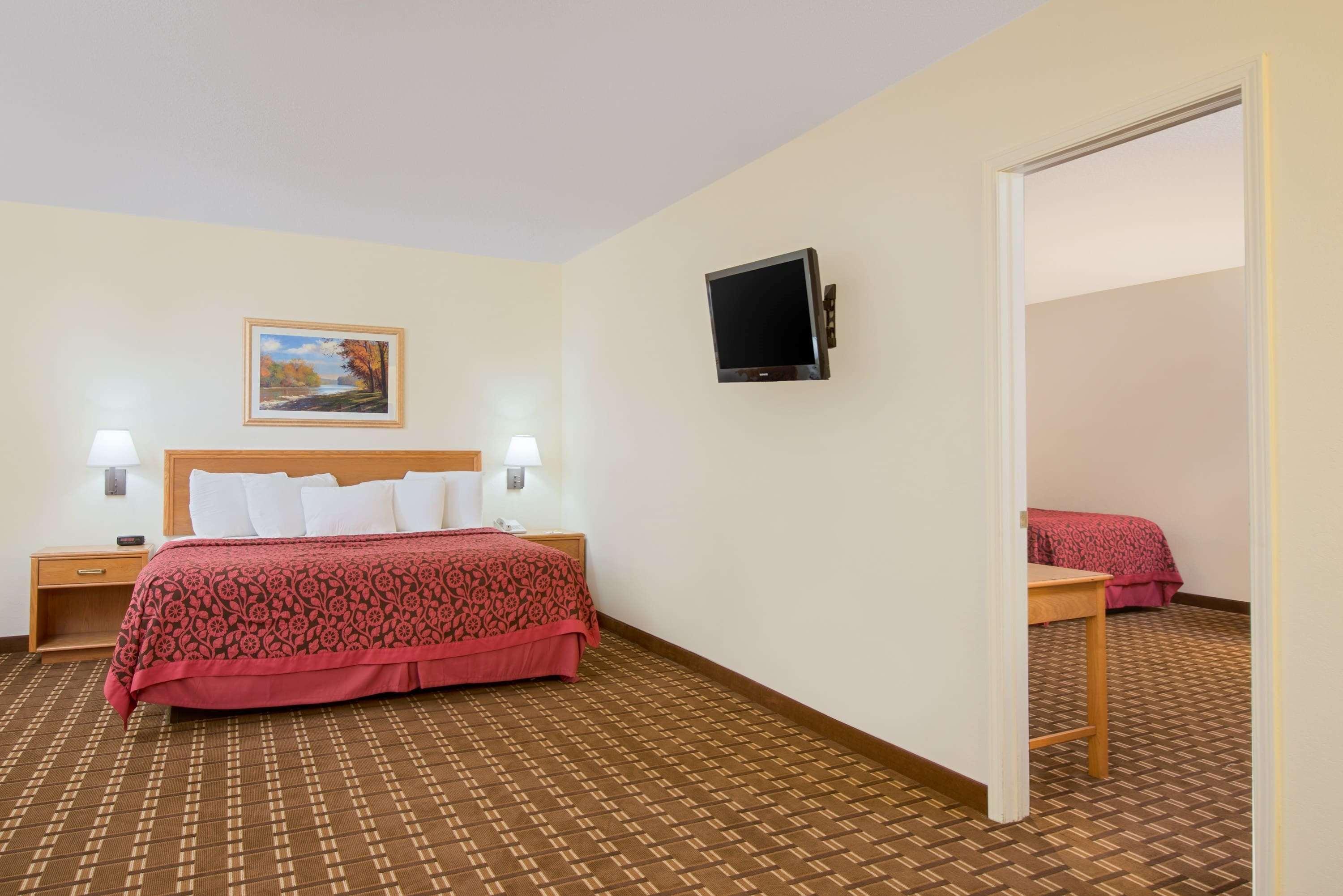 Days Inn By Wyndham Fremont Exterior photo